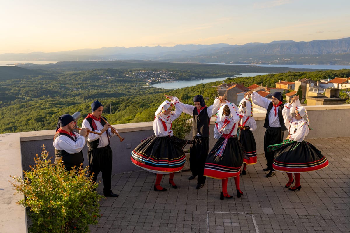 Nastup dječje grupe KD Ive Jelenović iz Dobrinja, nakon njih slijedi nastup Trio Express